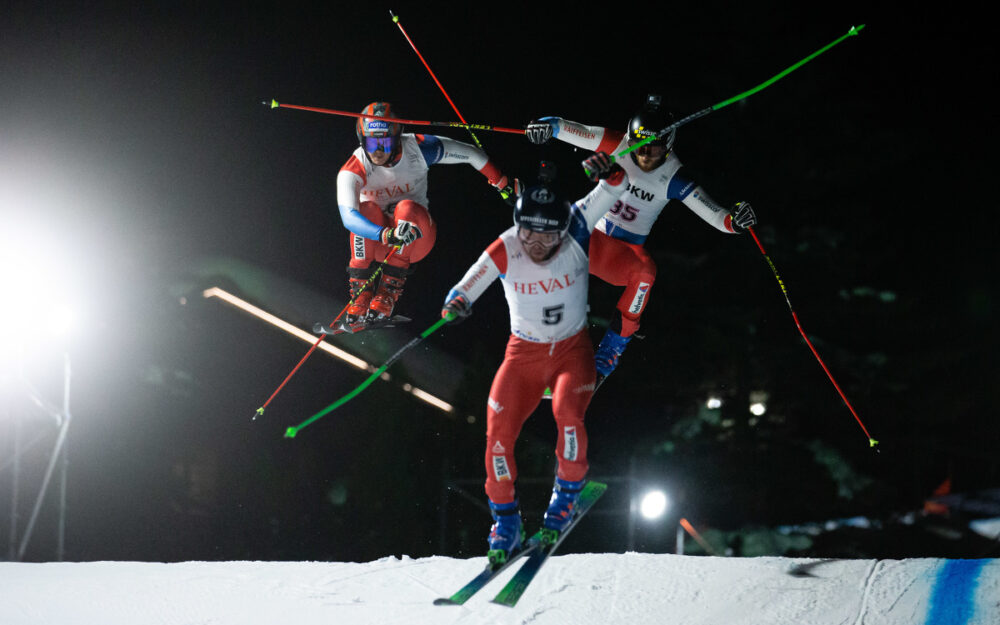 Dürfen ihre "Stabilisatoren" behalten: die Skicrosserinnen und Skicrosser. – Foto: GEPA pictures