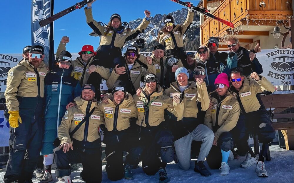 Ausreichend Grund zum Feiern für das Schweizer Skicross-Team am Passo San Pellegrino.  – Foto: zvg/Swiss Skicross Team