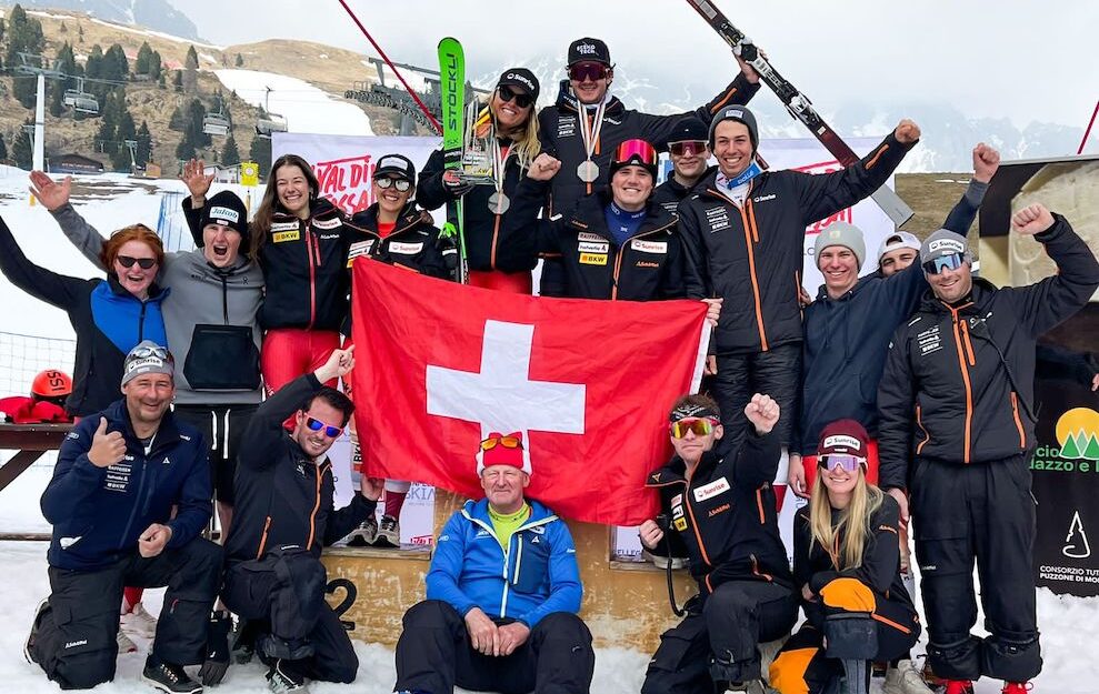 Gut gelaunt in die warmen Jahreszeiten: das Europacup-Team der Schweizer Skicrosserinnen und -crosser. – Foto: zvg