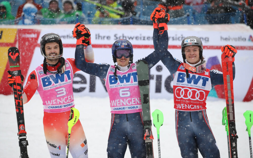 Loic Meillard (links), Henrik Kristoffersen und Lucas Braathen auf dem Siegerbild nach dem Slalom von Wengen. – Foto: GEPA pictutres