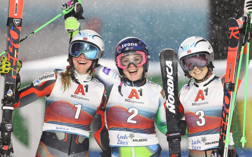 Andreja Slokar gewinnt ihr erstes Weltcup-Rennen Andreja Slokar (Mitte) gewinnt das Parallel-Rennen von Lech/Zürs vor Thea Louise Stjernesund (links) sowie Kristin Lysdahl und feiert ihren ersten Weltcup-Sieg. – Foto: GEPA pictures
