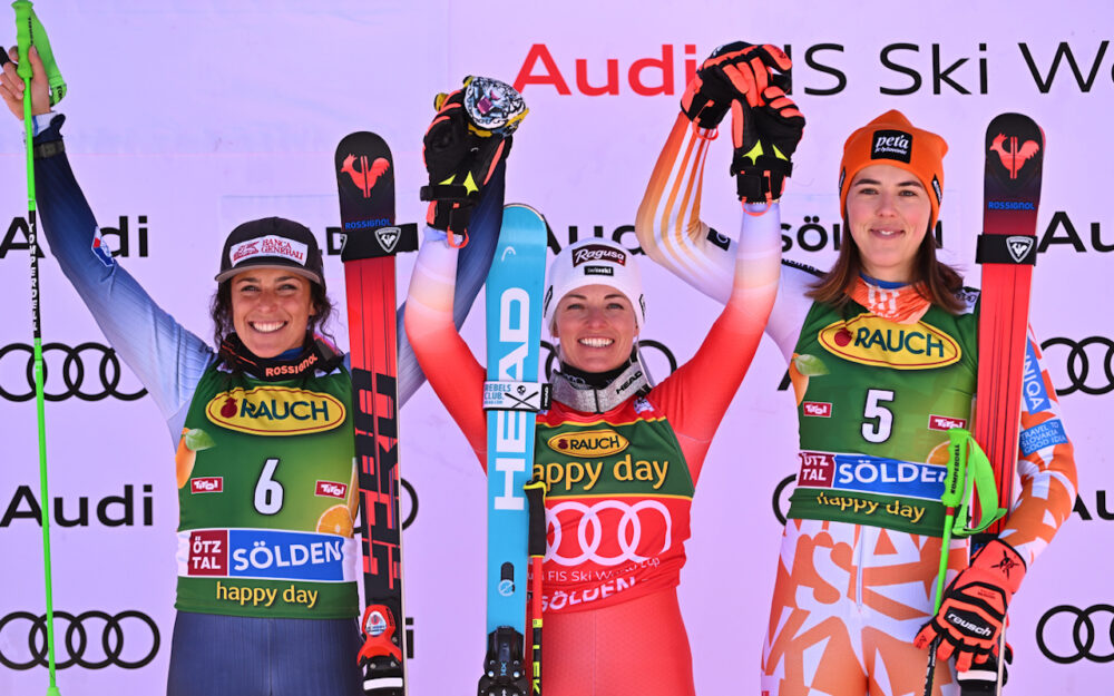 Lara Gut-Behrami (Mitte) gewinnt den Riesenslalom von Sölden vor Federica Brignone (links) und Petra Vlhova. – Foto: GEPA pictures