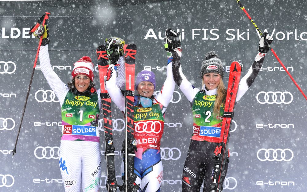 Tessa Worley (Mitte) gewinnt zum ersten Mal in Sölden.  Federica Brignone (2./links) und Mikaela Shiffrin (3.) schaffen es auch aufs Siegerinnen-Foto. – Foto: GEPA pictures