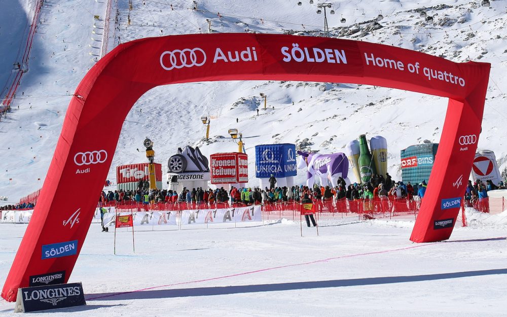 Alles klar und grünes Licht für Sölden Alles klar, die Aufbauten im Zielgelände können gemacht werden: positive Schneekontrolle in Sölden. – Foto: GEPA pictures