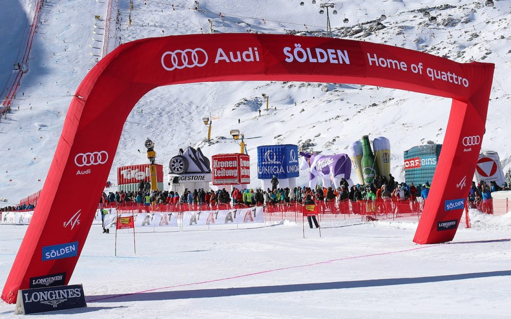 Alles klar, die Aufbauten im Zielgelände können gemacht werden: positive Schneekontrolle in Sölden. – Foto: GEPA pictures