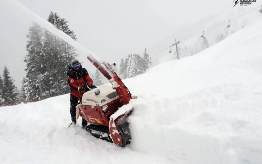 Die Organisatoren versuchen den Schneemassen Herr zu werden. – Foto: www.arlbergkandaharrennen.com