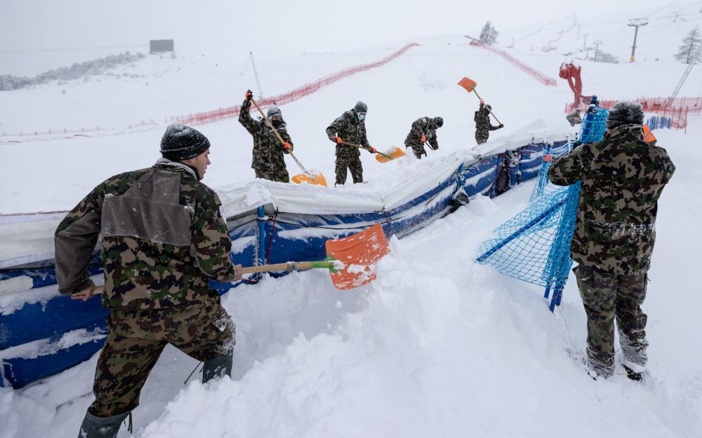 Der Grosseinsatz der Helferinnen, Helfer und der Armee hat nichts genützt: auch am Sonntag findet in St. Moritz kein Skirennen statt. – Foto: GEPA pictures