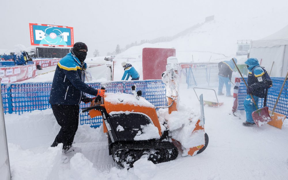 Aussichtsloser Kampf gegen die Schneemassen in St. Moritz. – Foto: GEPA pictures