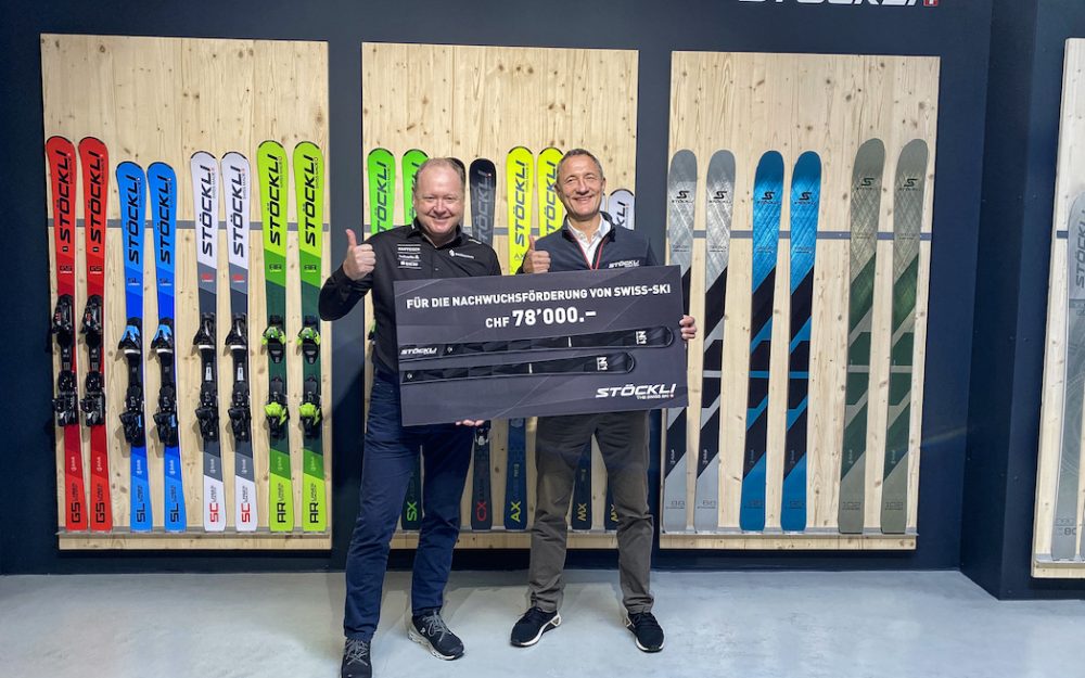 Bernhard Aregger, CEO von Swiss Ski (links) nimmt aus den Händen von Stöckli-CEO Marc Gläser den Check entgegen. – Foto: zvg/Stöckli