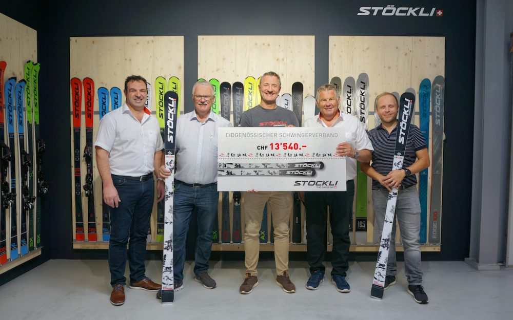 Checkübergabe in Malters (v.l.): Peter Achermann, Paul Vogel, Marc Gläser, Rolf Gasser und Markus Christen. – Foto: zvg/Stöckli