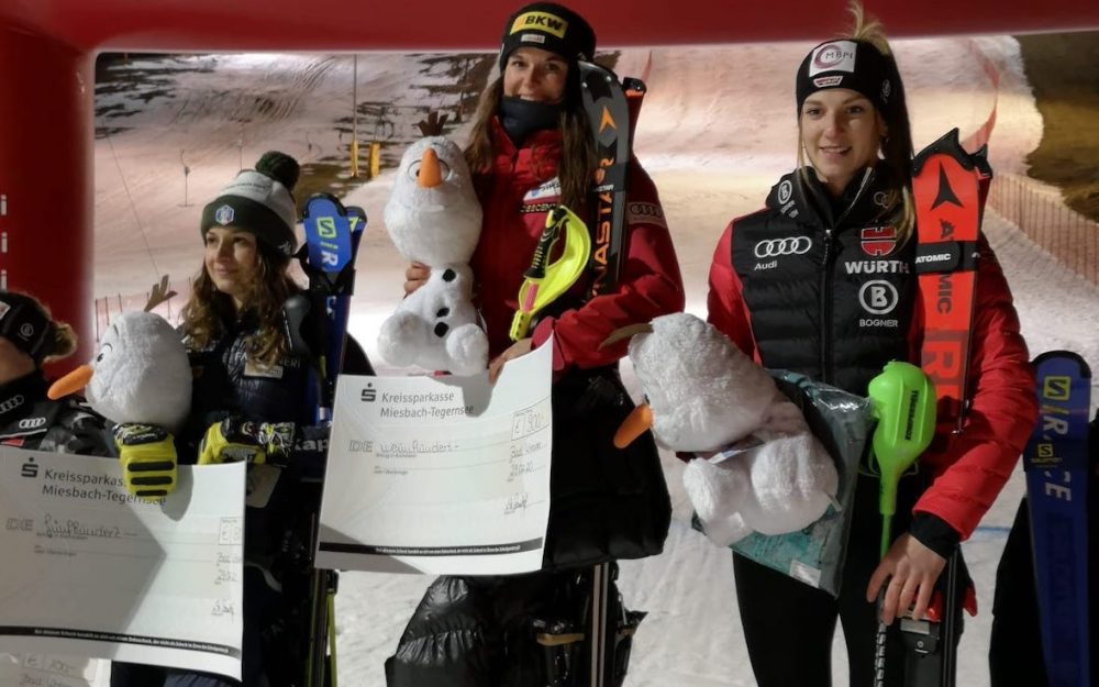 Elena Stoffel (Mitte) freut sich über den ersten Sieg im Europacup. Lara Della Mea (links) wird Zweite und Jessica Hilzinger, Gewinnerin der Slalomwertung, wird Dritte. – Foto: zvg / Swiss Ski