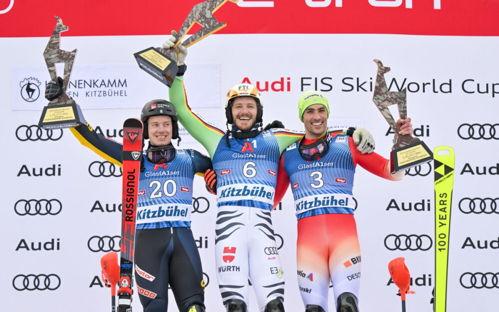 Kristoffer Jakobsen, Linus Strasser und Daniel Yule werden als die drei Schnellsten des Weltcup-Slaloms in Kitzbühel mit einer Gams ausgezeichnet. – Foto: GEPA pictures