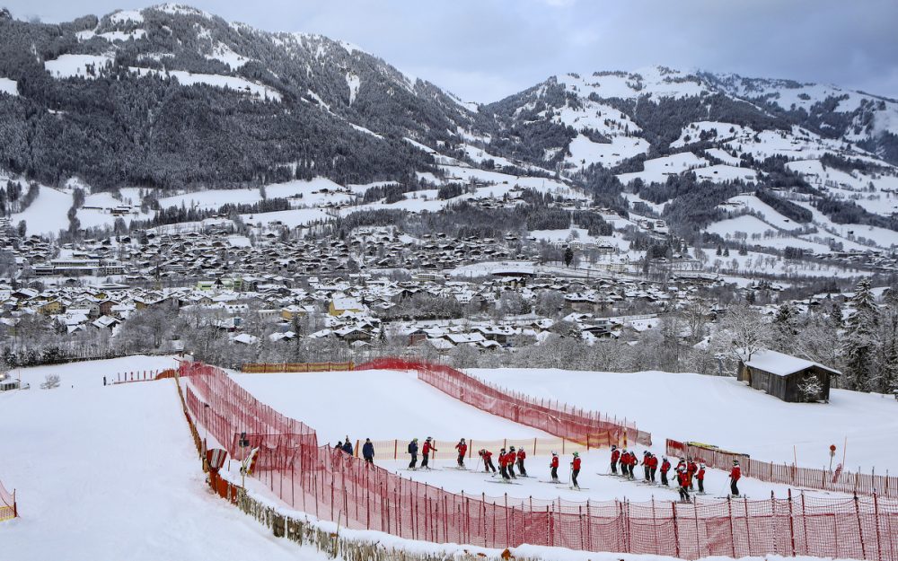 Der Zielschuss in Kitzbühel wird präpariert. – Foto: GEPA pictures