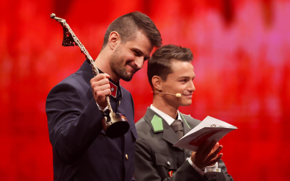 Johannes Strolz mit der Auszeichnung für den "Aufsteiger des Jahres". - Foto: GEPA pictures