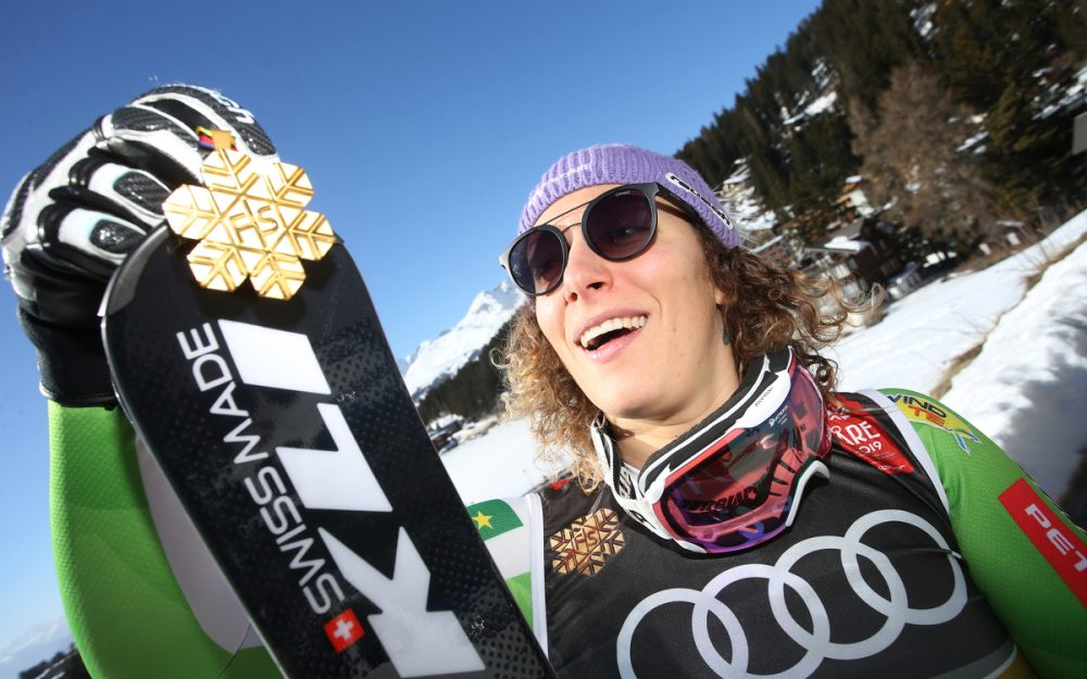 Ilka Stuhec mit der in Are gewonnenen Goldmedaille. – Foto: GEPA pictures