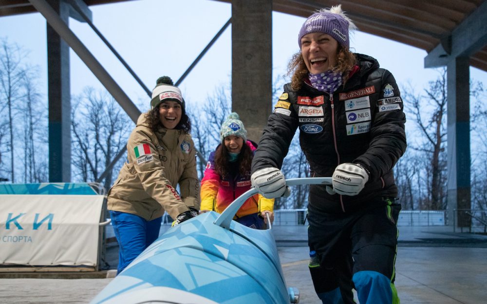 Kein Training, dafür Zeit, sich mit einem andern Wintersportgerät bekannt zu machen: Federica Brignone, Tina Weirather und Ilka Stuhec (v.l.) beim Bobfahren. – Foto: GEPA pictures
