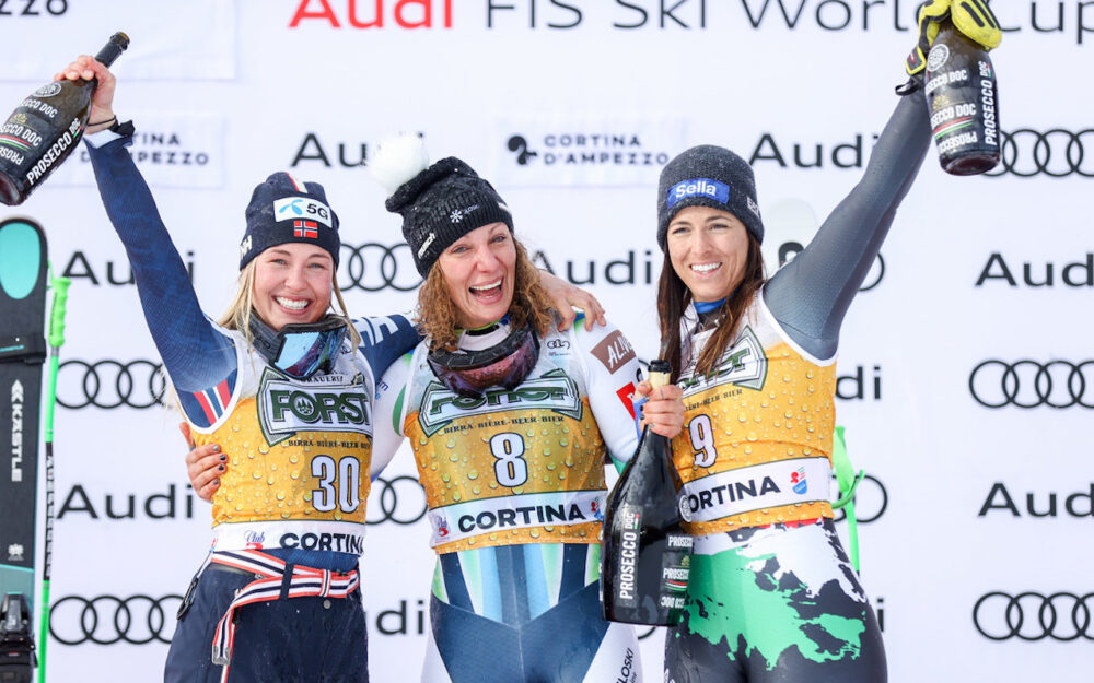Ilka Stuhec feiert in Cortina d’Ampezzo ihren Jubiläumssieg Ilka Stuhec (Mitte) kann sich mit Kajsa Vickhoff Lie (links) und Elena Curtoni freuen. – Foto: GEPA pictures