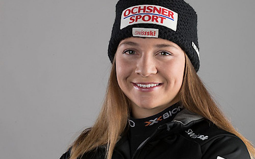 Jasmina Suter liegt nach dem 1. Lauf nur 11 Hundertstelsekunden hinter einem Podestplatz – Foto: zvg / Swiss Ski