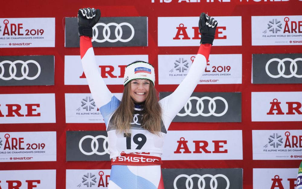 Corinne Suter (hier beim Jubel in Are) hat in beiden Trainings die Bestzeiten aufgestellt. – Foto: GEPA pictures