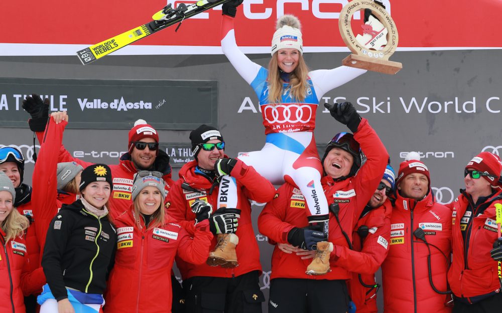 Das „Kugel-Quartett“ im Sportpanorama Corinne Suter, eine der Hauptbeteiligten am Erfolg des Schweizer Skiteams, wird gefeiert. – Foto: GEPA pictures