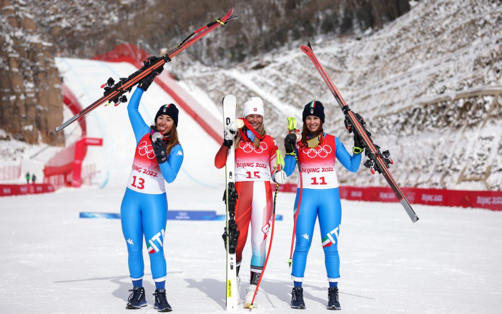 Corinne Suter (Mitte) gewinnt Olympiagold in der Abfahrt. Silber geht an Sofia Goggia (links), Bronze an Nadia Delago. – Foto: GEPA pictures