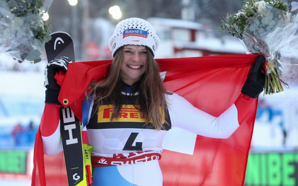 Corinne Suter darf sich am Dienstagabend die Bronzemedaille abholen. – Foto: GEPA pictures