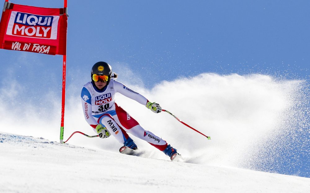 Jasmina Suter, hier beim Weltcup-Einsatz auf der "La VolatA"-Piste, gewinnt ihren zweiten Europacup-Super-G. – Foto: GEPA pictures