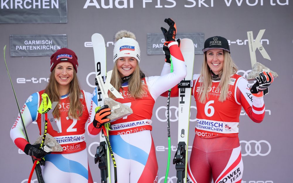 Corinne Suter feiert bei der „Olympia-Hauptprobe“ den ersten Saisonsieg Jasmine Flury, Corinne Suter und Cornelia Hüter freuen sich über die Podestplätze. - Foto: GEPA pictures