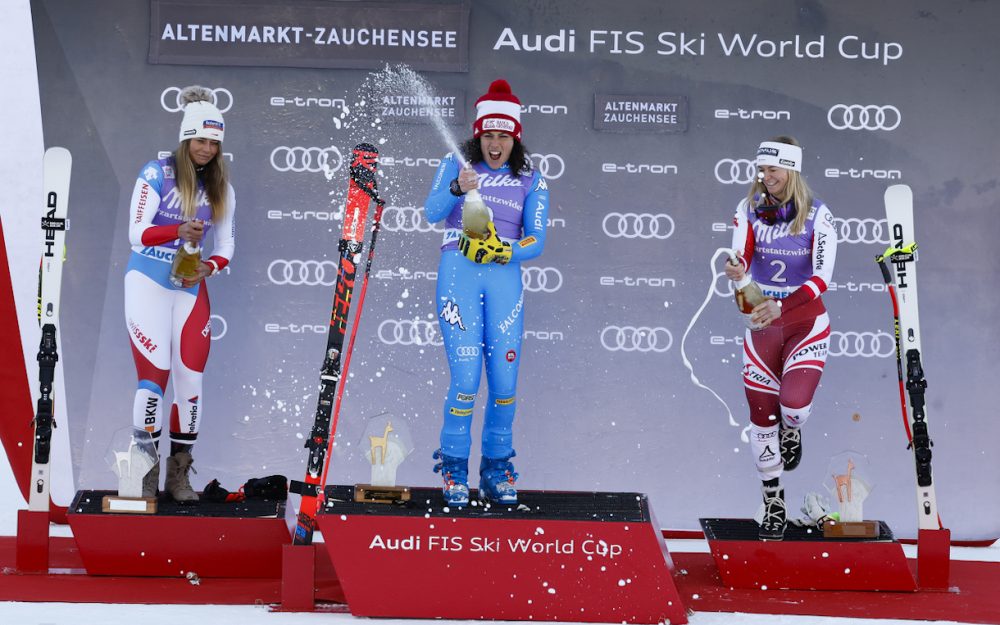 Corinne Suter, Federica Brignone und Ariane Rädler lassen die Korken knallen. – Foto: GEPA pictures