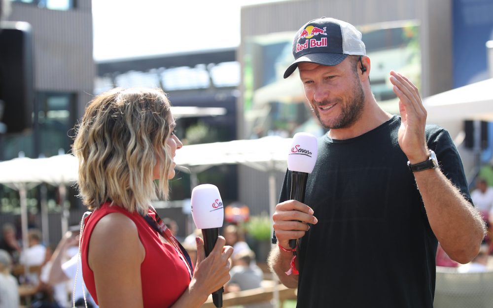 Aksel Lund Svindal, hier anlässlich eines Interviews beim Moto-GP in Österreich, steht vor einer wichtigen Entscheidung. – Foto: GEPA pictures