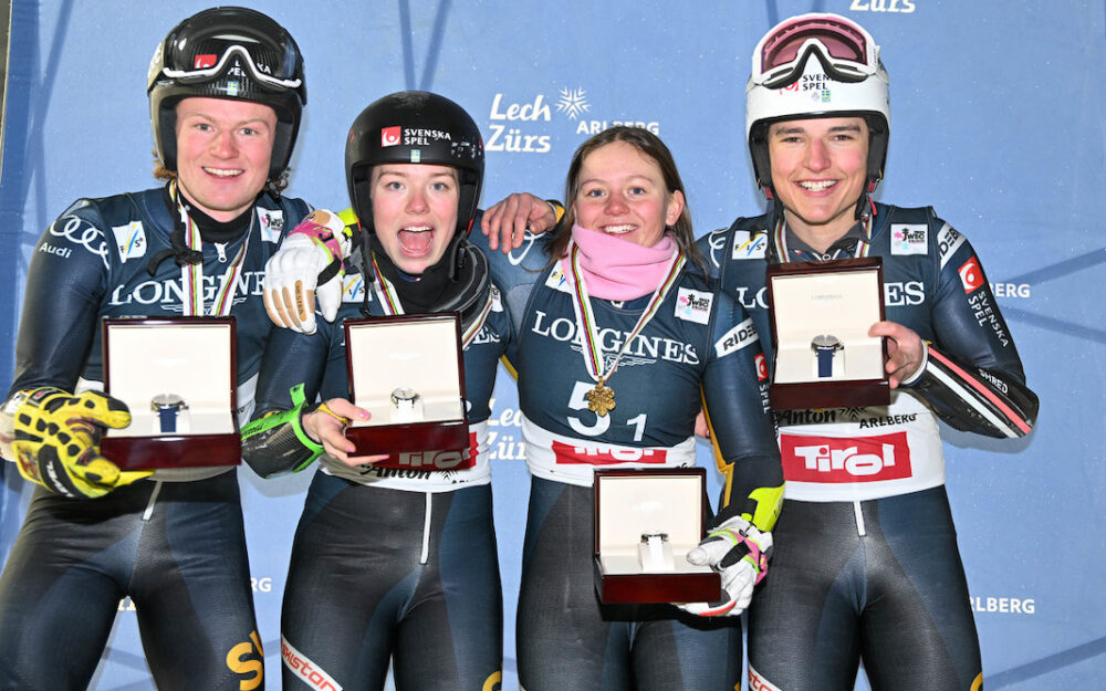 Emil Nyberg, Liza Backlund, Cornelia Oeberg und Lucas Kongsholm (v.l.) gewinnen Gold beim Team-Event der Junioren-WM. – Foto: GEPA pictures