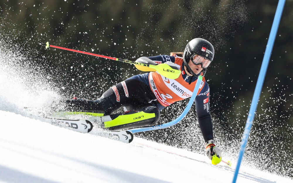 Das Duo Swenn Larsson/Shiffrin hat sich abgesetzt Anna Swenn Larsson liegt nach dem 1. Lauf des Weltcup-Slaloms von Saalbach in Front. – Foto: GEPA pictures