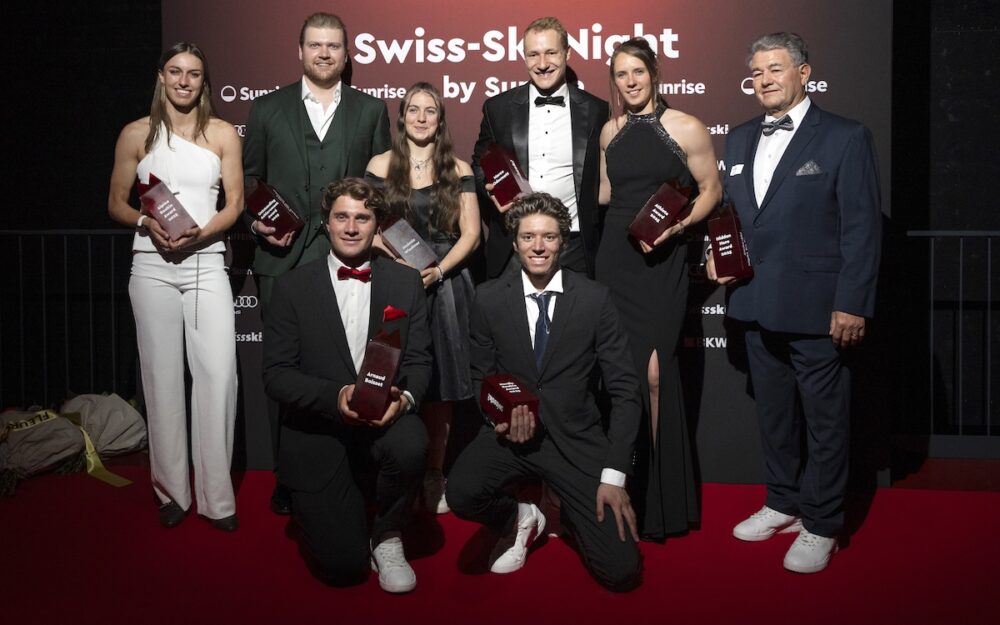 Swiss Ski ehrte seine Besten Malorie Blanc, Niels Hintermann, Noemie Wiedmer, Marco Odermatt, Camille Rast, Didi Waldspurger (stehend v.l.), Arnaud Boisset und James Pascal (vorne v.l.) durften je einen Award in Empfang nehmen. – Fotos: Swiss Ski