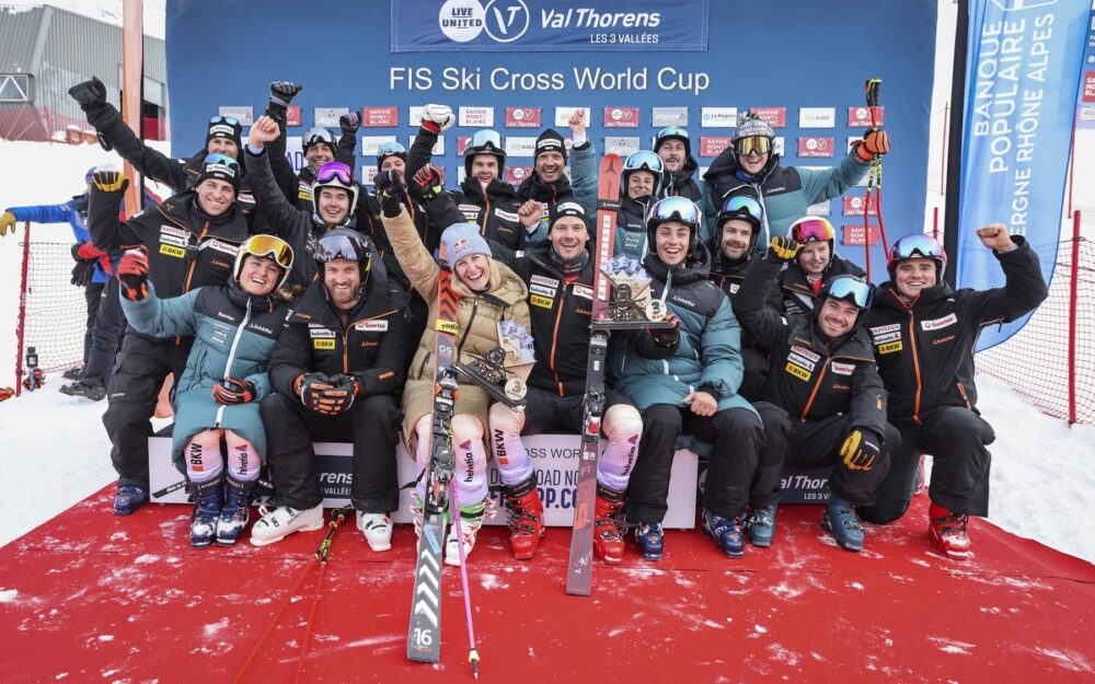 Das Schweizer Team feiert mit Fanny Smith und Romain Detraz die beiden Podestplätze von Val Thorens. – Archivbild: GEPA pictures