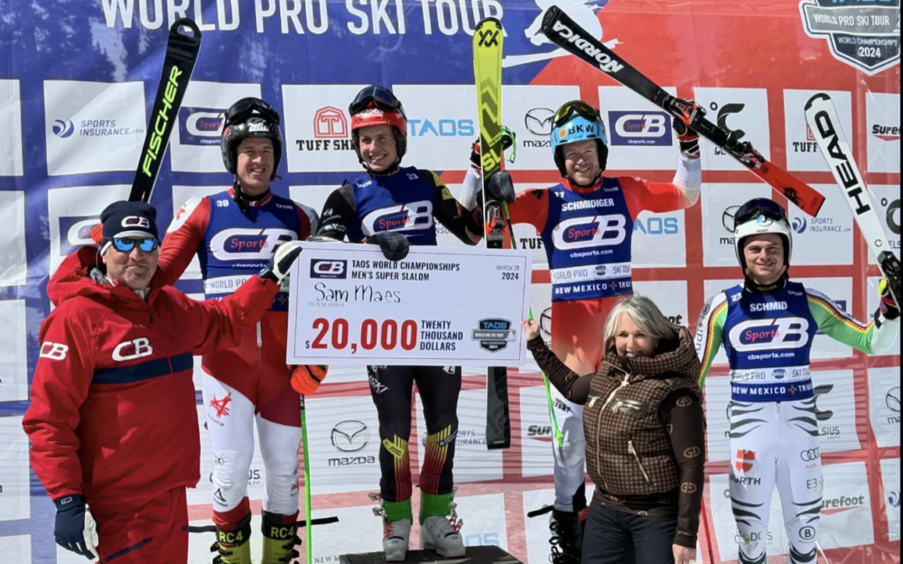 WPST: Europäer dominieren die „Super-Slalom-Weltmeisterschaften“ Sam Maes gewinnt die "Super-Slalom-Weltmeisterschaften" im Rahmen der World Pro Ski Tour in Taos (USA) und den durch GouverneurinMichelle Lujan Grisham überreichten Check. – Foto: WPST