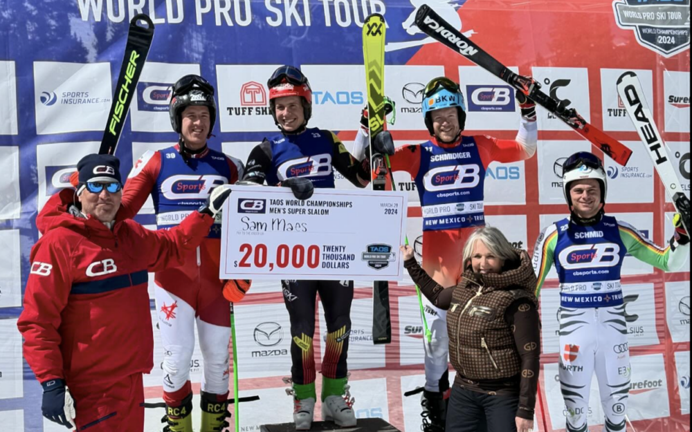 Sam Maes gewinnt die "Super-Slalom-Weltmeisterschaften" im Rahmen der World Pro Ski Tour in Taos (USA) und den durch GouverneurinMichelle Lujan Grisham überreichten Check. – Foto: WPST