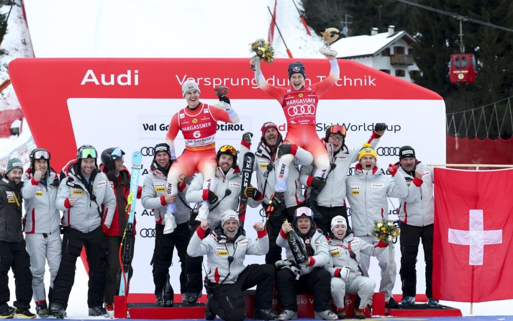 Das Schweizer Team feiert den Doppelsieg von Marco Odermatt und Franjo von Allmen. – Foto: GEPA pictures