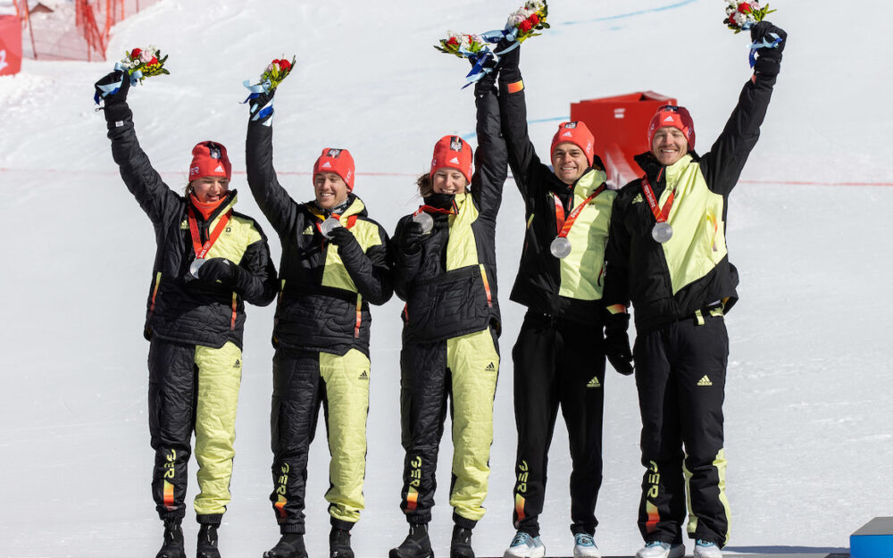 Das sind Deutschlands Alpin-Kader für den Winter 2022/23 Silber beim Olympia-Team-Event von Peking: Emma Aicher, Julian Rauchfuss, Lena Dürr, Alexander Schmid und Linus Strasser. - Foto: GEPA pictures