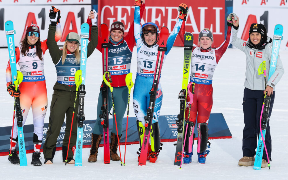 Ski-WM: BreezyJohnson/Mikaela Shiffrin holen das Team-Gold Wendy Holdener, Lara Gut-Behrami, Breezy Johnson, Mikaela Shiffrin, Katharina Truppe und Stephanie Venier (v.l.) gewinnen die Medaillen in der Team-Kombi. – Foto: GEPA pictures