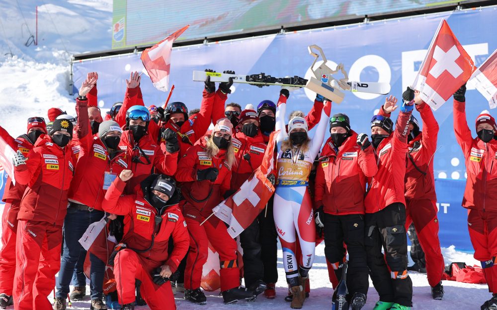 Jubel im Schweizer Team. Nach Lara Gut-Behrami gibt es mit Corinne Suter (im Rennanzug) wieder eine Weltmeisterin zu feiern. – Foto: GEPA pictures
