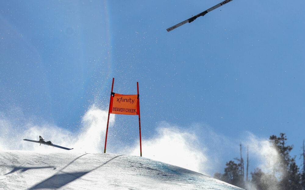 Nach Broderick Thomposons heftigem Sturz flogen die Skier durch die Luft. – Foto: GEPA pictures