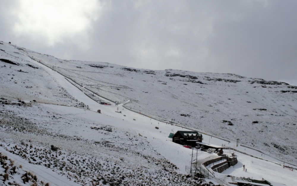 Die Rennsaison beginnt am Mittwoch in Südafrika Eine harte Kunstschnee-Piste und daneben ein Schäumchen Naturschnee. – Foto: zvg/Facebook Tiffindell