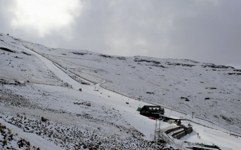 Eine harte Kunstschnee-Piste und daneben ein Schäumchen Naturschnee. – Foto: zvg/Facebook Tiffindell