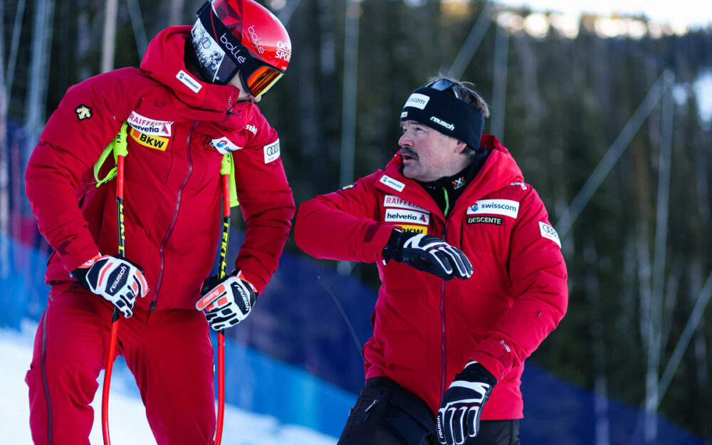 Thomas Stauffer (rechts) im Gespräch mit Loic Meillard. – Foto: GEPA pictures