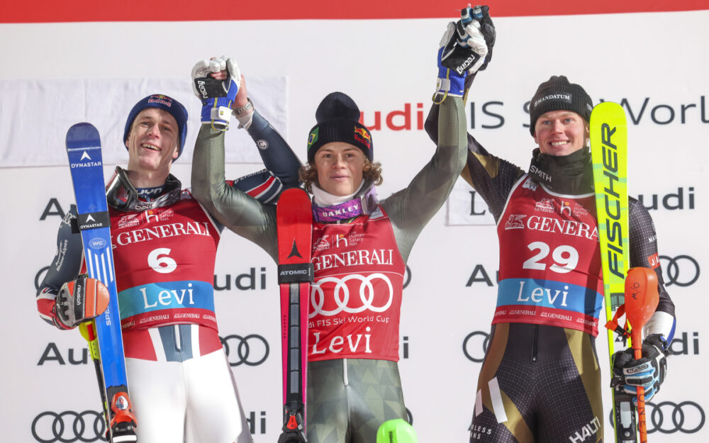 Clement Noel, Lucas Pinheiro Braathen und Eduard Hallberg auf dem Siegerpodest von Levi. – Foto: GEPA pictures