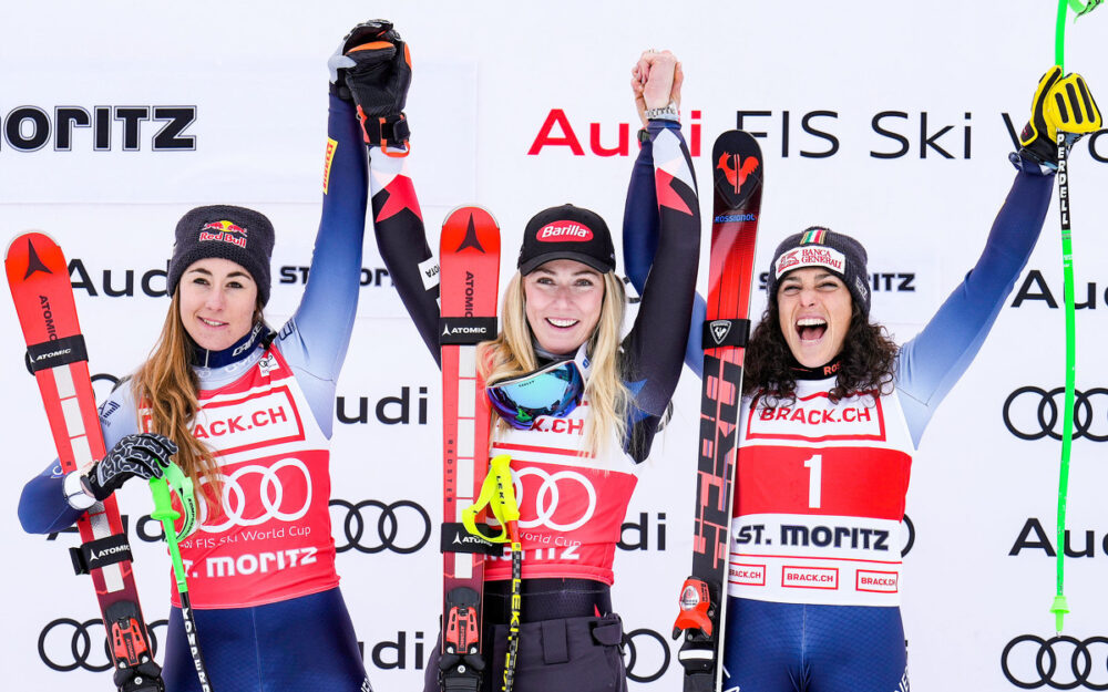 Mikaela Shiffrin (Mitte) gewinnt die Abfahrt von St. Moritz vor Sofia Goggia (links) und Federica Brignone. – Foto: GEPA pictures