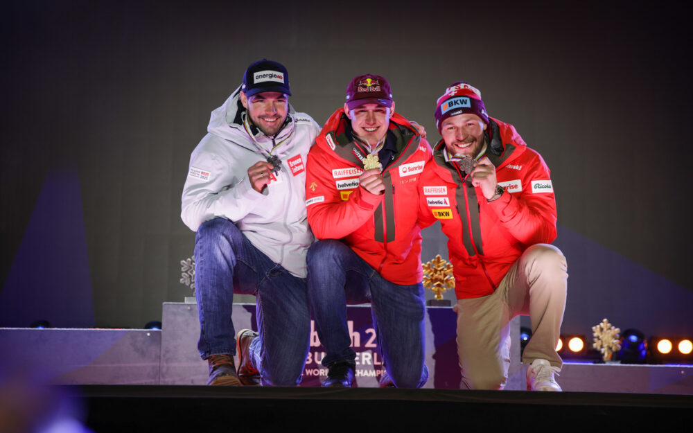 Ski-WM: Der Abfahrtsweltmeister heisst Franjo von Allmen Vincent Kriechmayr, Franjo von Allmen und Alexis Monney (v.l.) – die Gewinner der WM-Medaillen in der Abfahrt. – Foto: GEPA pictures
