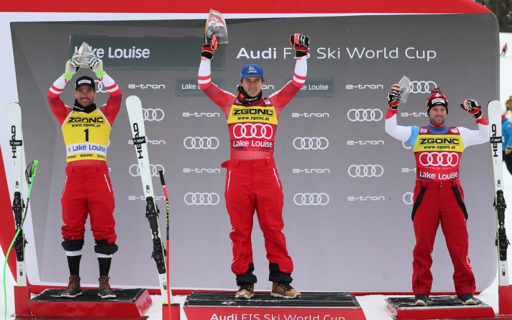 Matthias Mayer gewinnt seine erste Lake-Louise-Abfahrt Matthias Mayer feiert seinen ersten Weltcup-Sieg in einer Lake Louise-Abfahrt. Vincent Kriechmayr (links) und Beat Feuz (rechts) freuen sich mit. – Foto: GEPA pictures