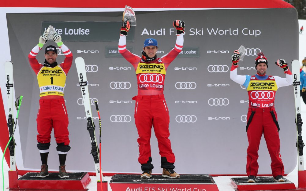 Matthias Mayer feiert seinen ersten Weltcup-Sieg in einer Lake Louise-Abfahrt. Vincent Kriechmayr (links) und Beat Feuz (rechts) freuen sich mit. – Foto: GEPA pictures