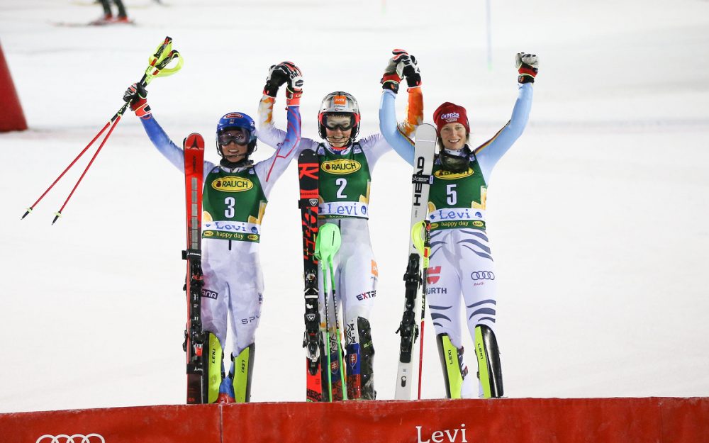 Petra Vlhova (Mitte) freut sich über ihren vierten Sieg in Levi und kann sich von Mikaela Shiffrin (links) und Lena Dürr (rechts) feiern lassen. – Foto: GEPA pictures